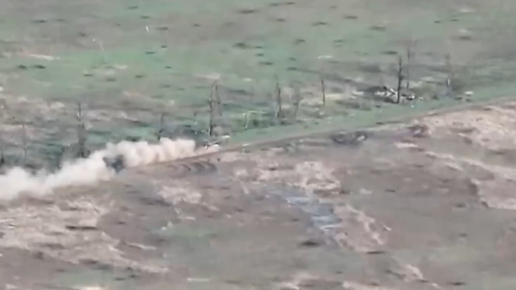影の会社のウクライナの無人機がドネツクのクラスノホリヴカ地区でロシアの戦車を火の玉に変える
