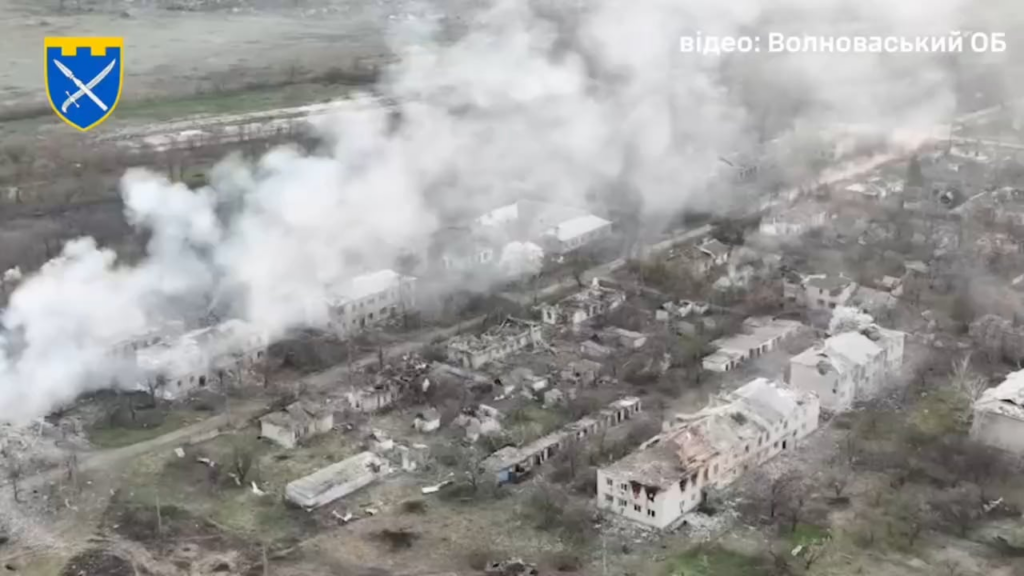 2 ウクライナのHMMWVが急襲し、敵が塹壕を築いている建物を爆破する