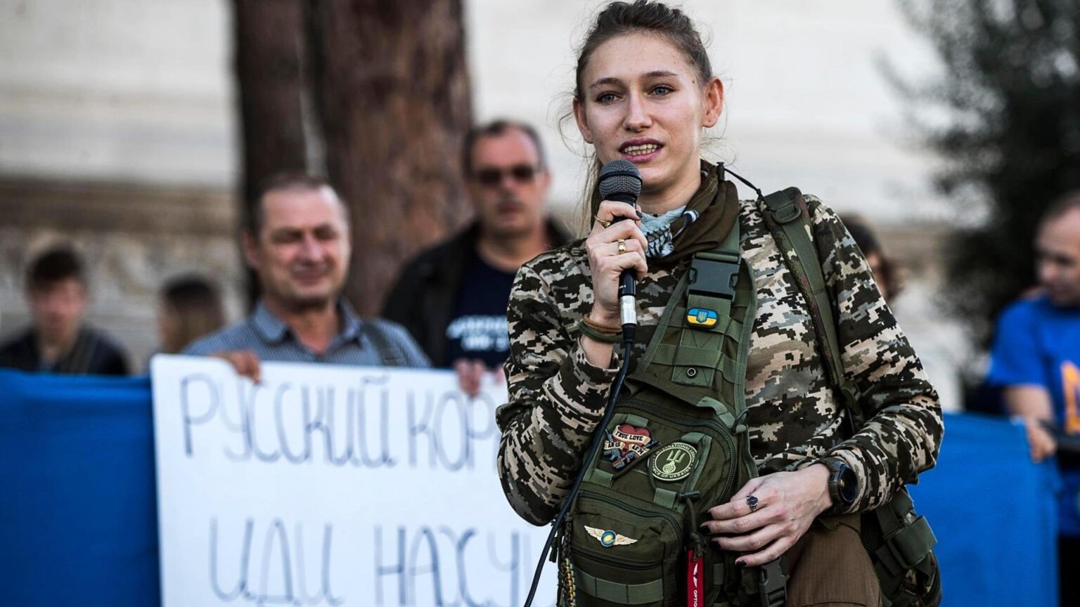 ジュリア・シフの物語：彼女は「専門的でない」という理由でイタリア軍に拒否され、2022年にウクライナへ入隊したが、現在彼女はロシア人によってロシアの特別手配敵の独占リストに加えられており、次の理由でロシアの秘密機関によって指名手配されている。彼の戦争行動