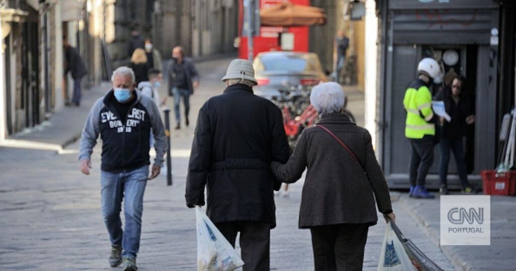 年金調整：14万3千人の年金受給者が5月に受け取る額が減額される