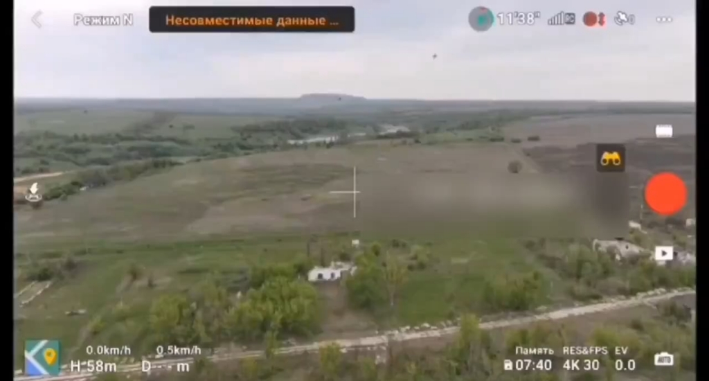 ロシアのクアッドコプター無人機がロシアのSu-25に衝突されそうになる