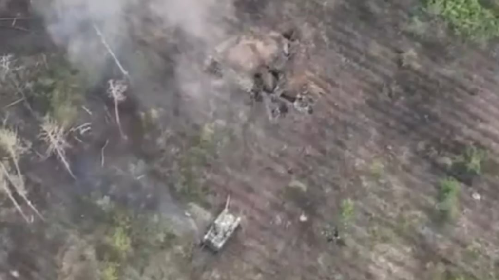 ウクライナ軍戦車がロシアの塹壕陣地に接近し、ウクライナ歩兵が現れて陣地を占領する前に砲撃を加えた。
