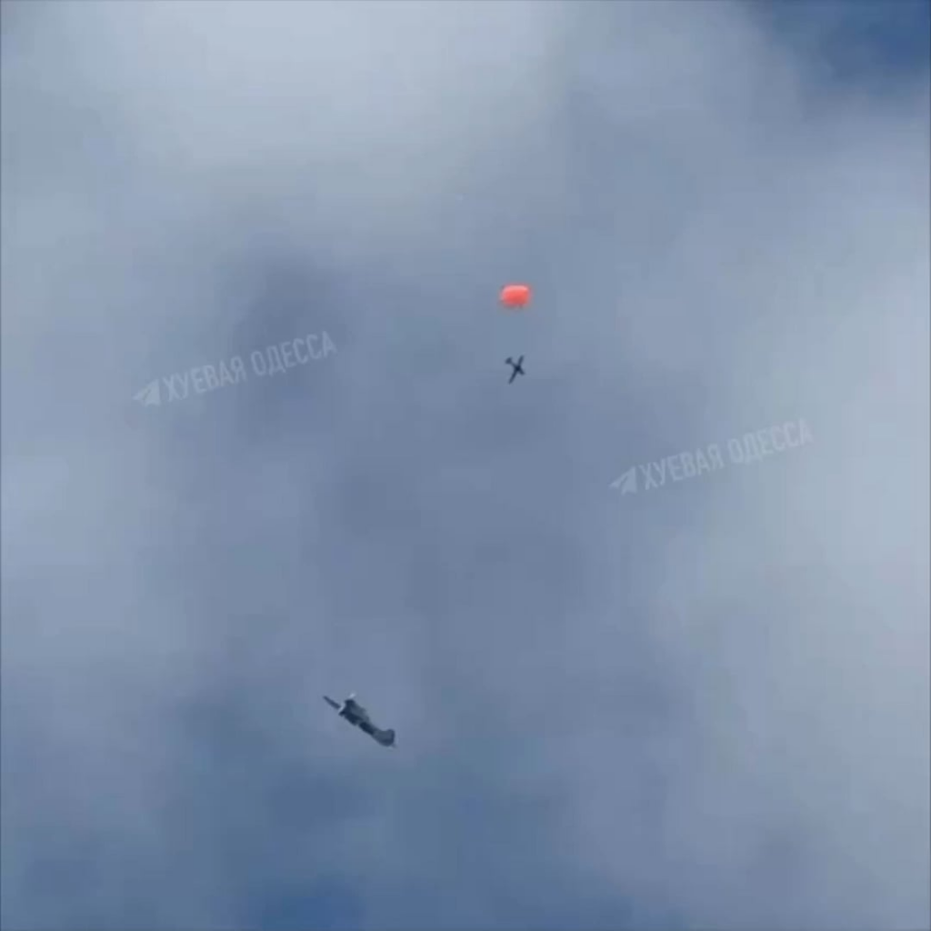 ウクライナは、今日オデサ上空でこのロシアのオルラン-10無人機のような機関銃を備えた低速で移動する無人機を撃破するために、低速のためYak-52練習機を使用している。