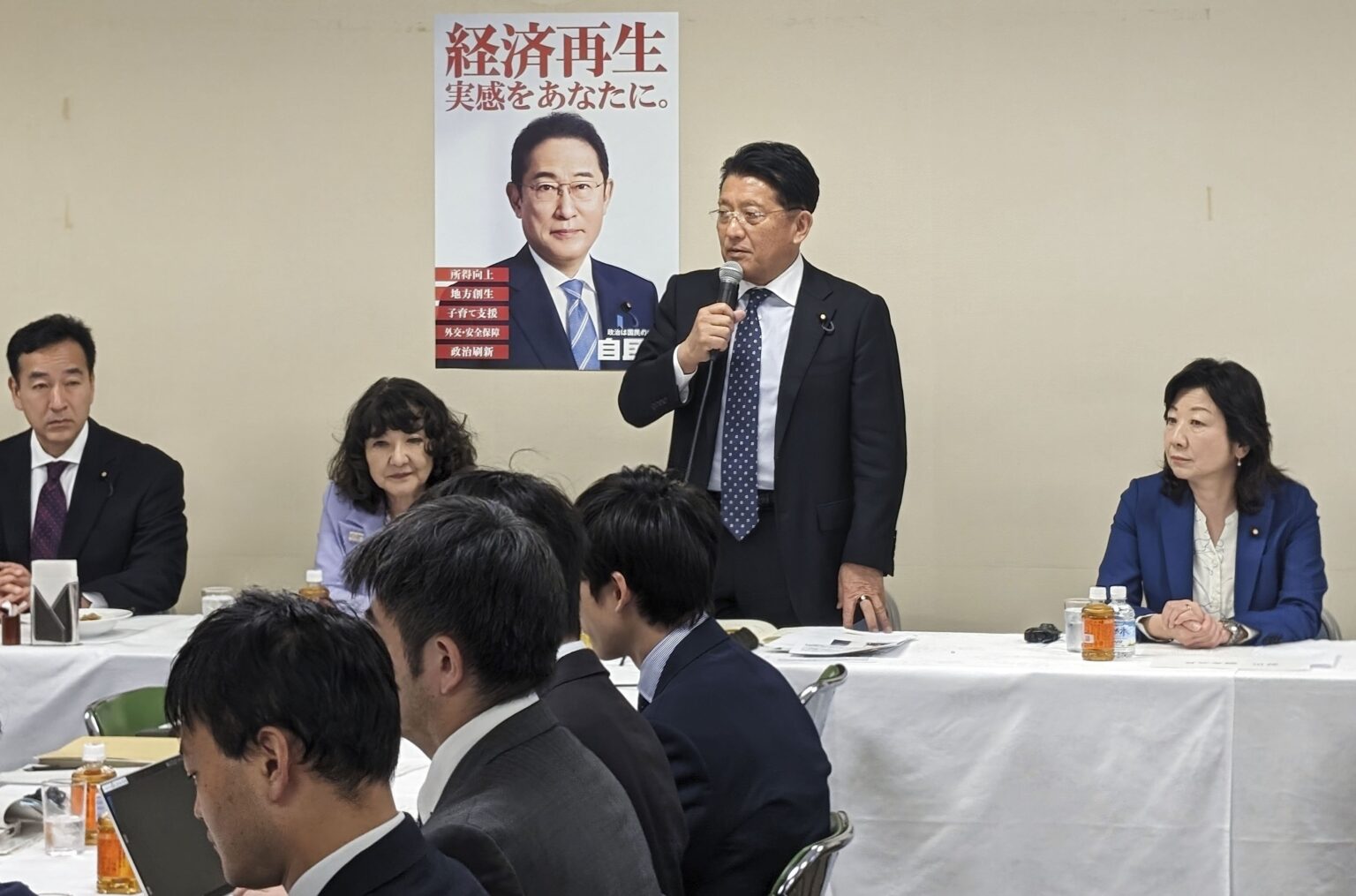 自民、メタに広告停止検討を要請 著名人なりすましSNS詐欺被害