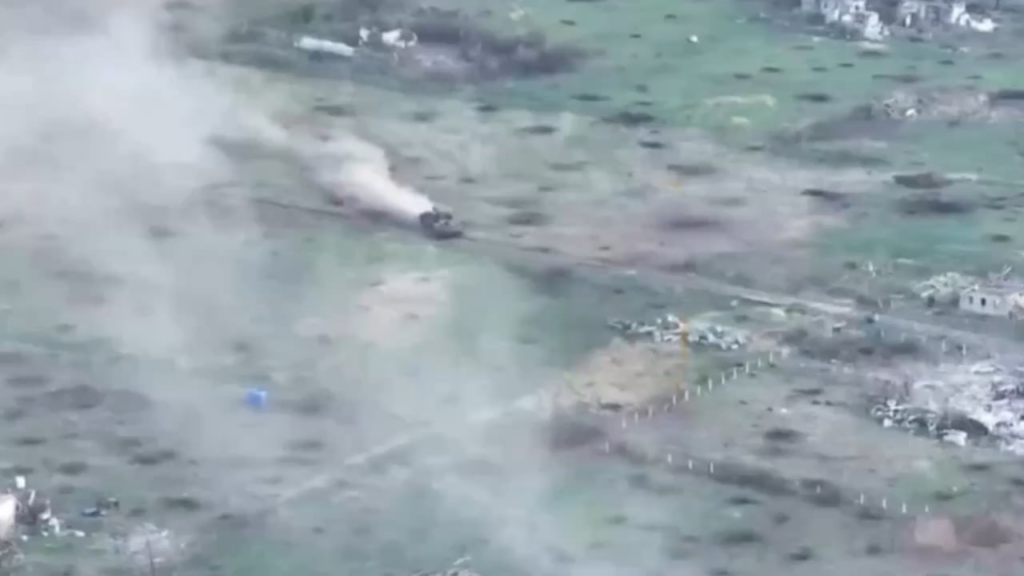 軍隊を乗せたロシアのBMP-3がドネツク地方ノヴォミハイリフカ村で地雷を直撃し、すべての試みと同様に悲惨な結果に終わった