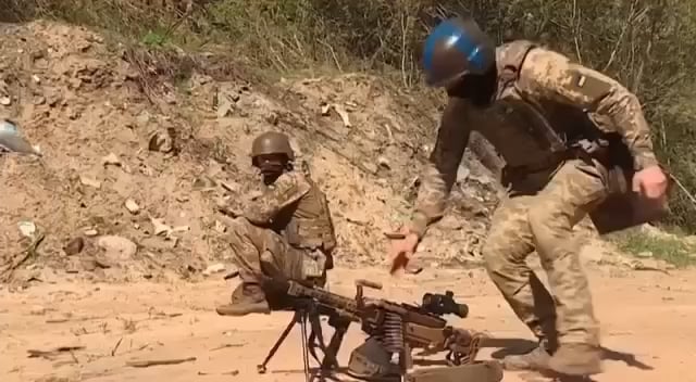 「この戦争を終わらせることができるのは、プーチン大統領とその側近が殺されて初めてだ。この戦争は一瞬で終わるだろう。私がここに来たとき、私は敬意を持って扱われた。ウクライナ人は私を自分たちの子供のように世話してくれる。」  - CNNは訓練中のシベリア大隊の戦闘員に話を聞いた