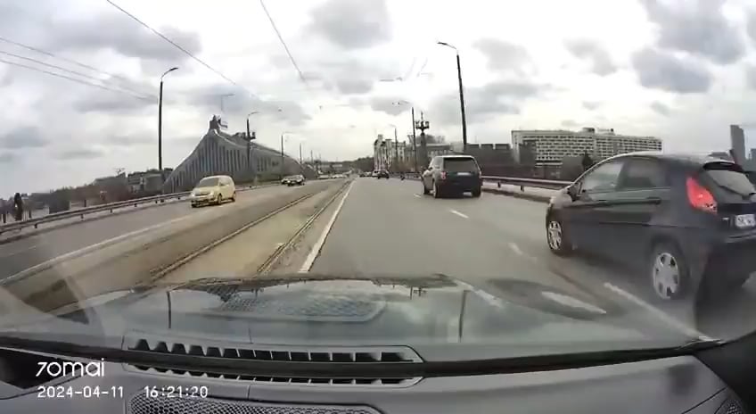 バイク運転者がアクメン橋で制限速度を大幅に破り、スキルを台無しにして自殺