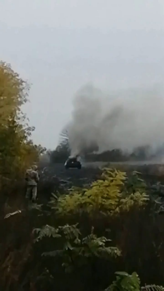 152mm ヒヤシンス-S 自走砲システムの美しい爆発を眺めるロシアの主観映像