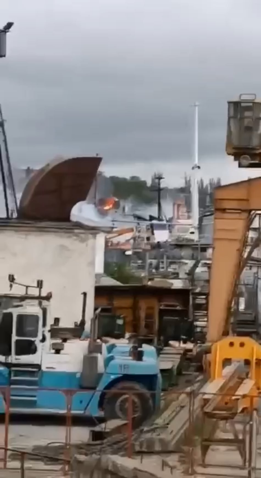 クリミアのセバストポリでは、スクハルナイ湾で潜水艦引き揚げ船「コムナ」がウクライナのR-360ネプチューン対艦ミサイルによって攻撃されたとされる。