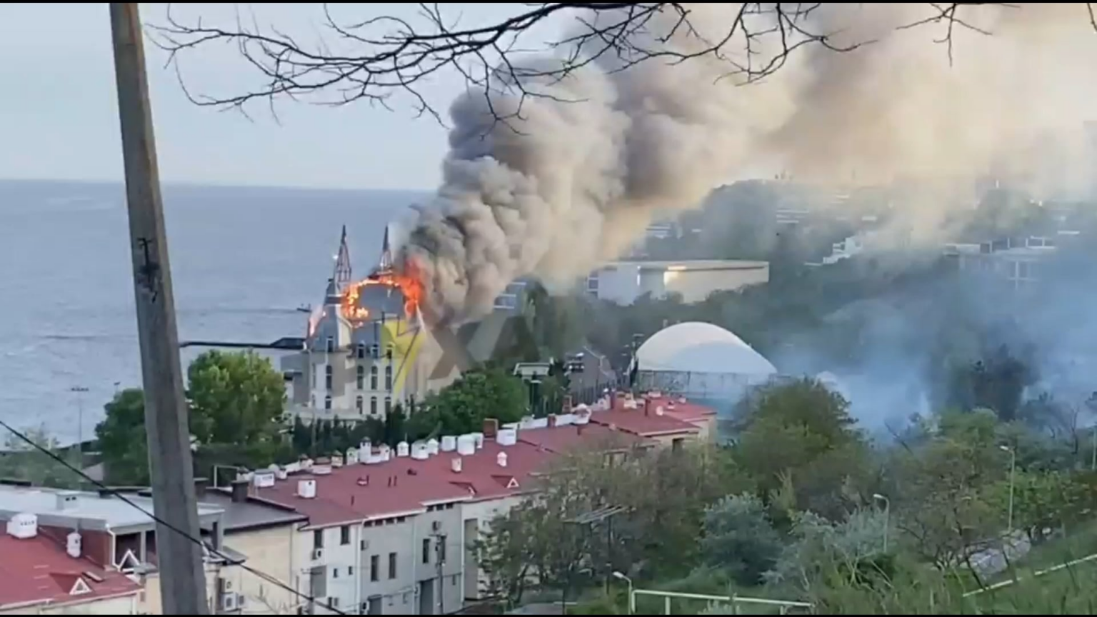 ロシアはクラスター爆弾の弾頭が付いたイスカンデルM弾道ミサイルでオデッサの観光地を攻撃し、少なくとも4人と飼い犬1匹が死亡した
