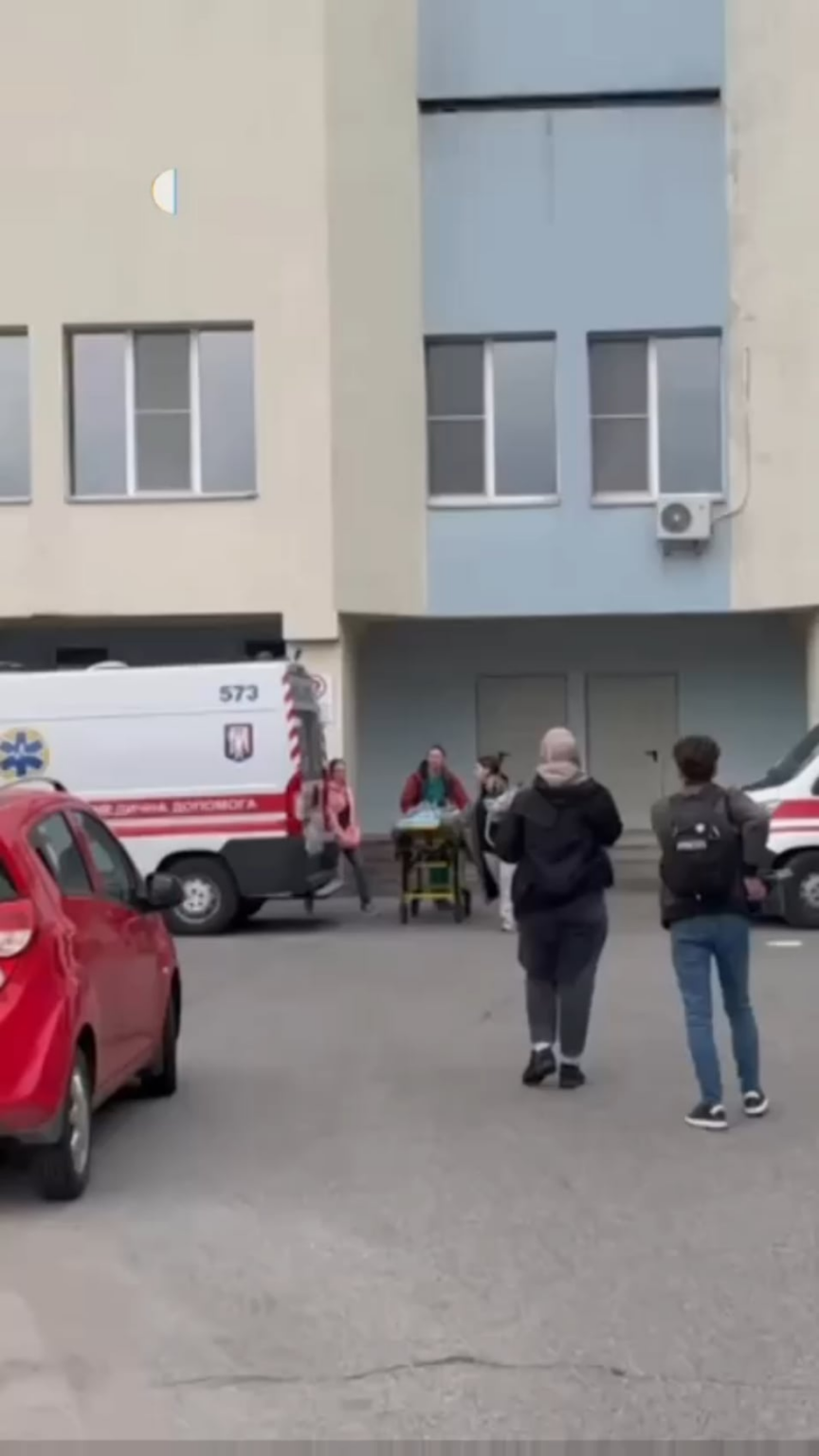 ロシアが標的と発表した後、キエフの小児病院から避難する患者たち。