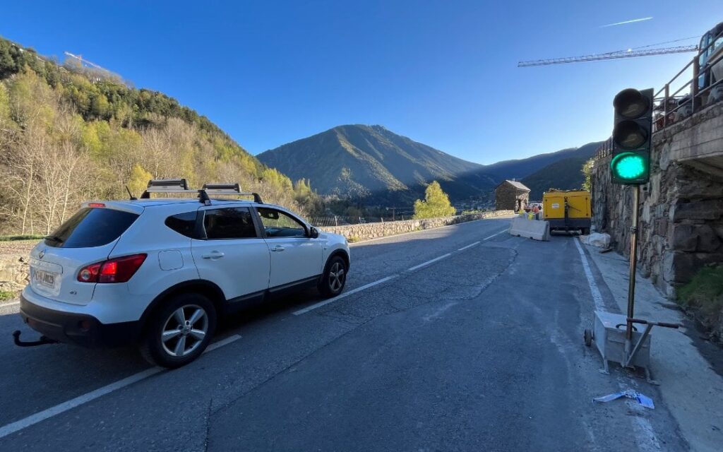 アルドサとアニョスの間の道路で交通が復旧：信号機付きの代替横断歩道が使用可能になりました