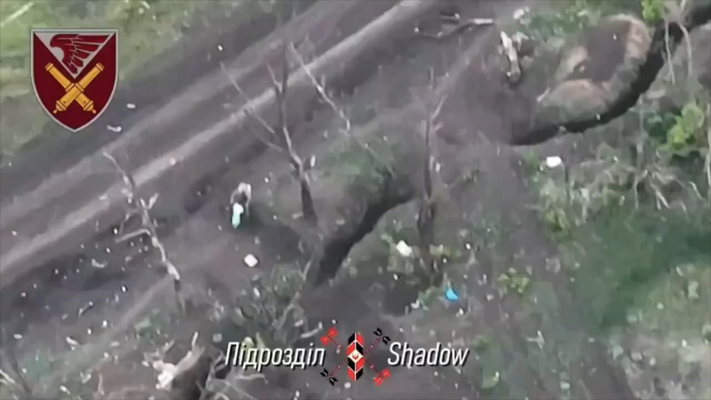 ウクライナのドローンがバイクに乗ったロシア兵を追跡し、彼らのダッグアウトに多額の贈り物を送り込む