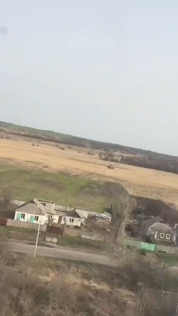戦闘任務中、ウクライナのヘリコプターパイロットは、地面に立ってウクライナ国旗を振っている子供に気づくことがよくある。 今度は、2機のMi-24が少年に挨拶し、贈り物をするために急遽停止することにした。