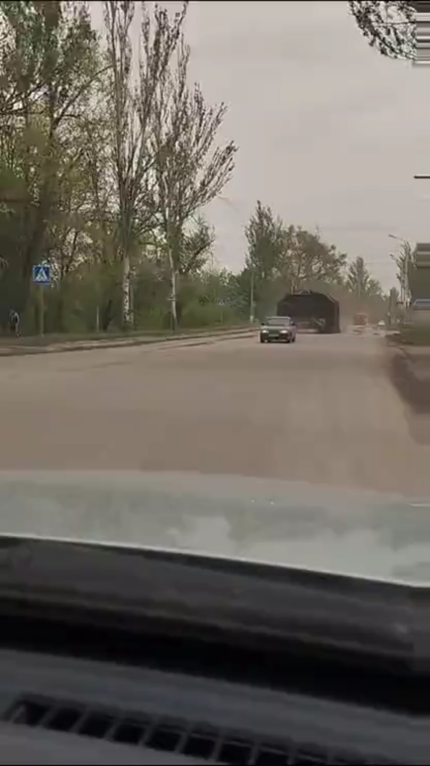 ガレージに偽装されたロシアの戦車をよく見てください 😂