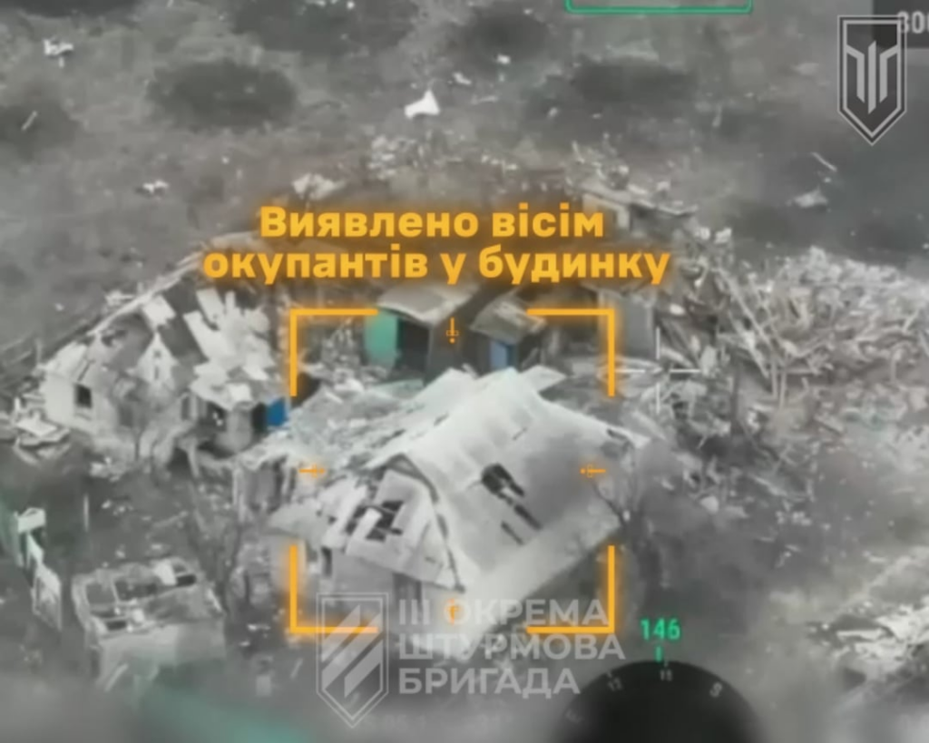 熱圧弾頭を搭載したウクライナの無人機がロシア兵が隠れている家を破壊