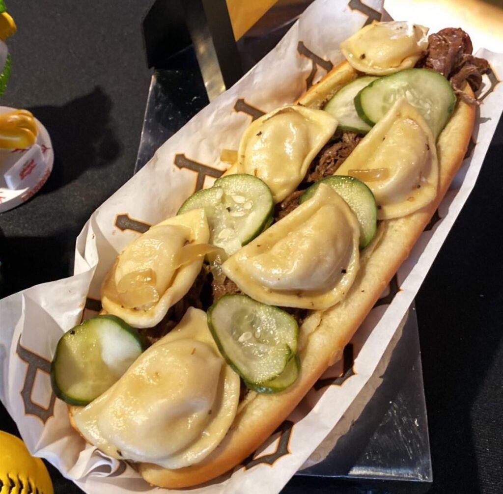 ピッツバーグ・パイレーツ、ホットドッグ、ローストビーフ、ピロギを100フィートほど融合させた「ザ・レネゲード」をリリース