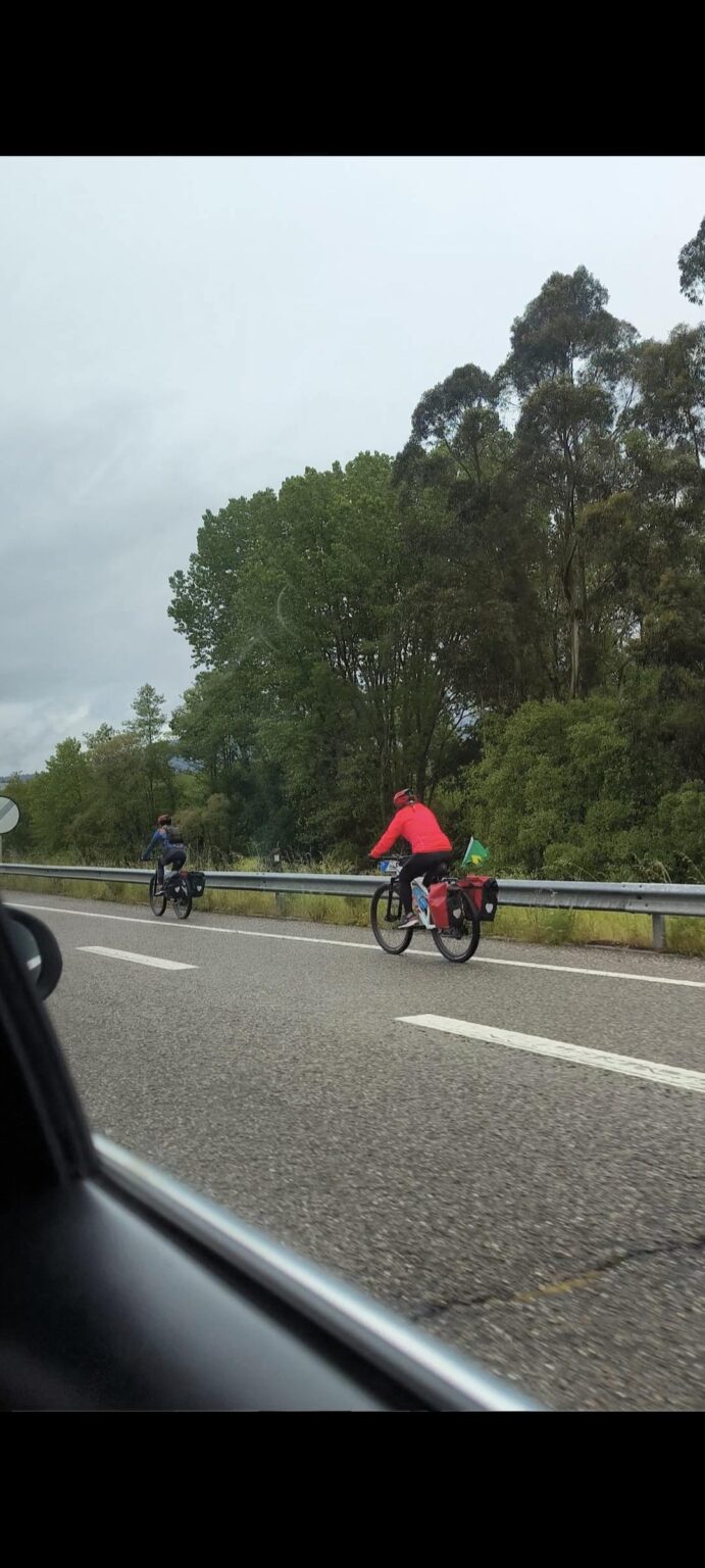 高速道路を自転車で走るブラジル人