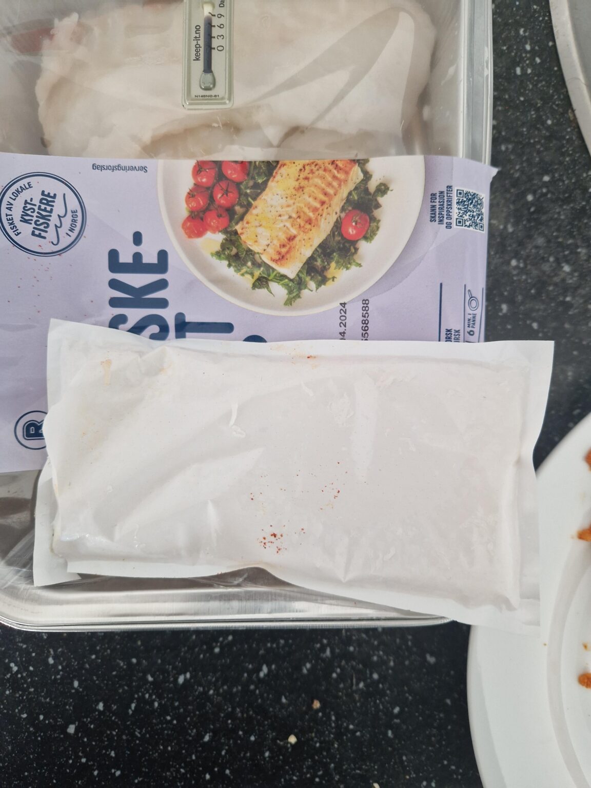 魚のパッケージに入っているこの白い袋は何のためにあるのでしょうか？