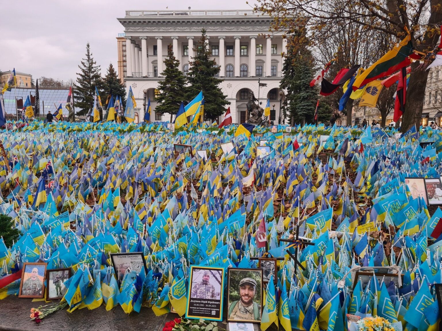 「死ぬまで戦争だ」：ウクライナ、兵役制限撤廃、疲れ果てた兵士らの怒り