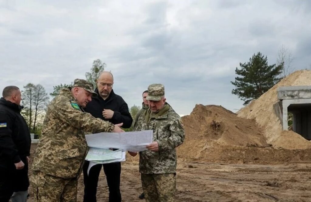 ウクライナのデニス・シュミガル首相は、ヴォリンのベラルーシとの州境近くにある軍事工学と要塞施設の建設プロセスに精通していた。