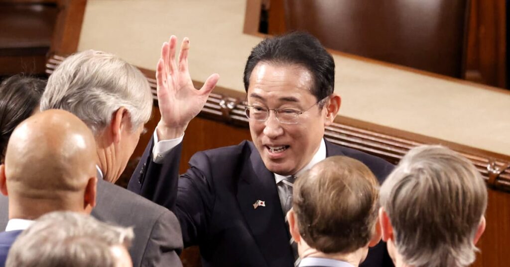 帰国後の首相、待ち受ける難路 3補選や政治資金問題