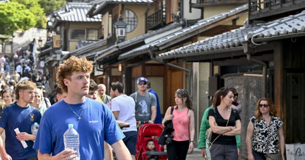 訪日客、円安で｢コト消費｣沸騰 3月最多308万人