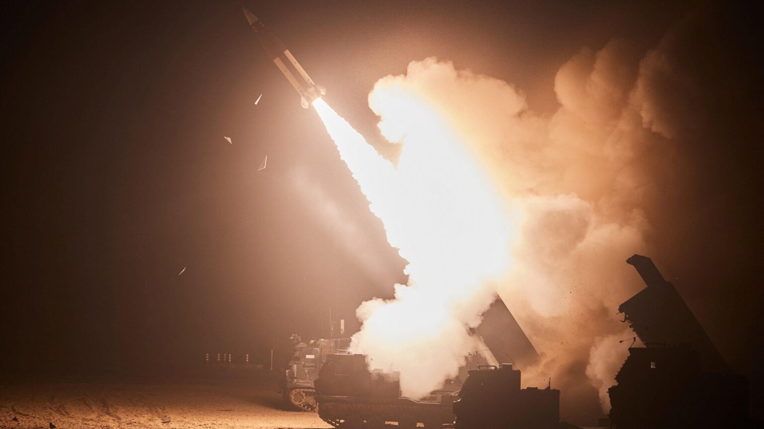 カンドリウムニュース - ウクライナはロシア支配地域を攻撃するために米国から秘密裏に提供された長距離ミサイルを使用していると当局者が発表