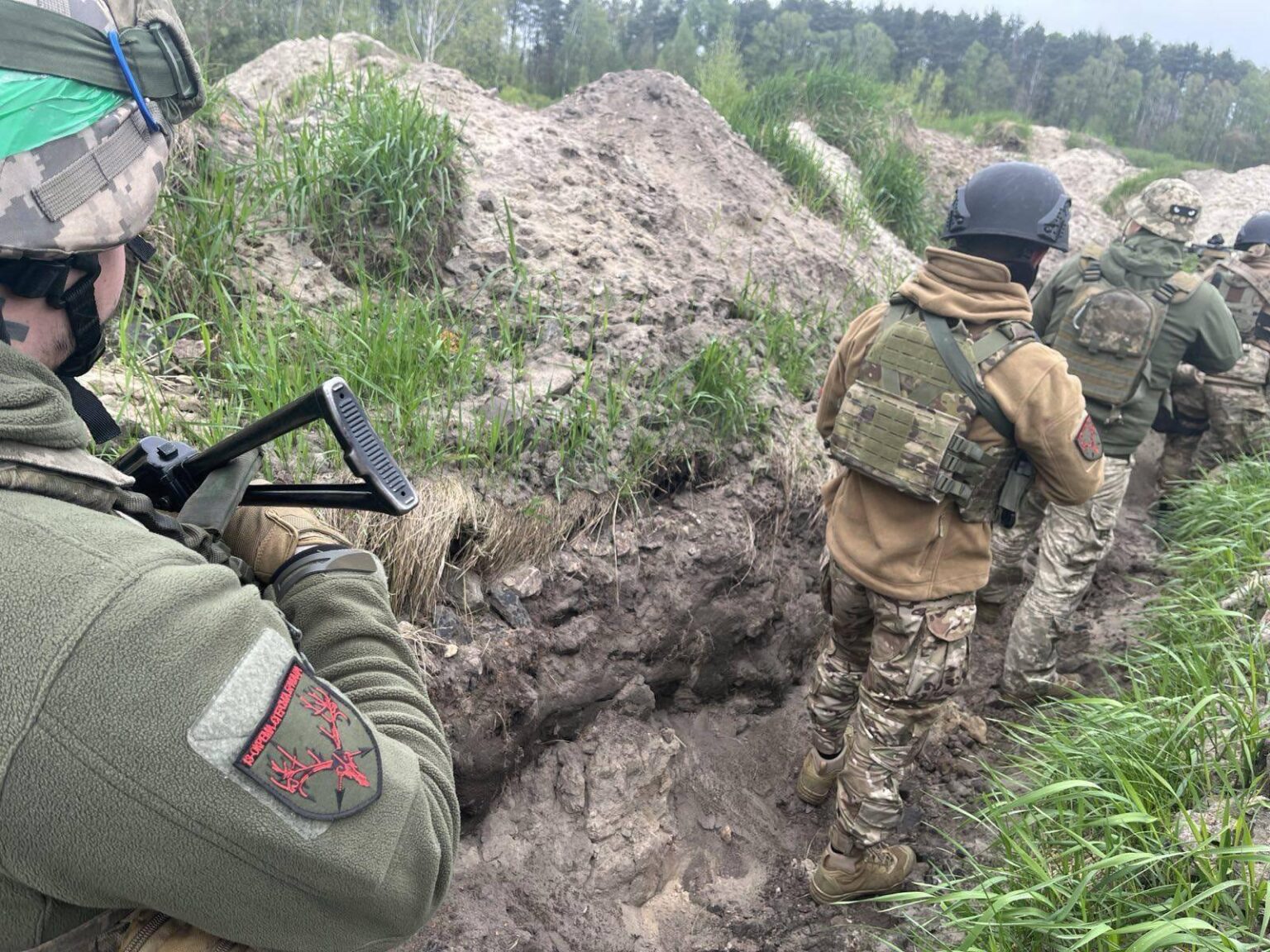 ウクライナ国軍第13旅団の兵士らが北国境沿いの新たな要塞の位置で戦闘任務を遂行している。