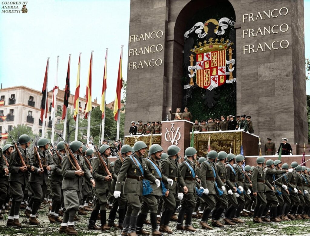 戦勝パレード、1939 年、マドリッド、カラー。  1976 年にパレードは「軍隊の日」と名前を変更し、現在も祝われています。