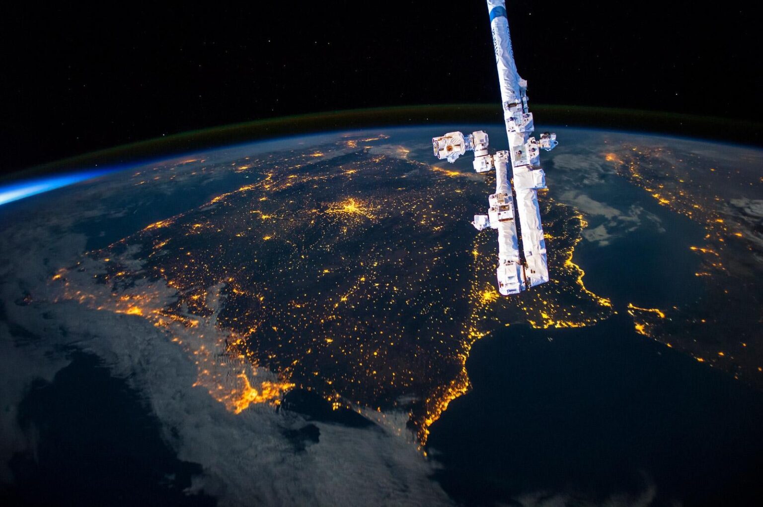 宇宙から見たイベリア半島、背景にかすかな太陽