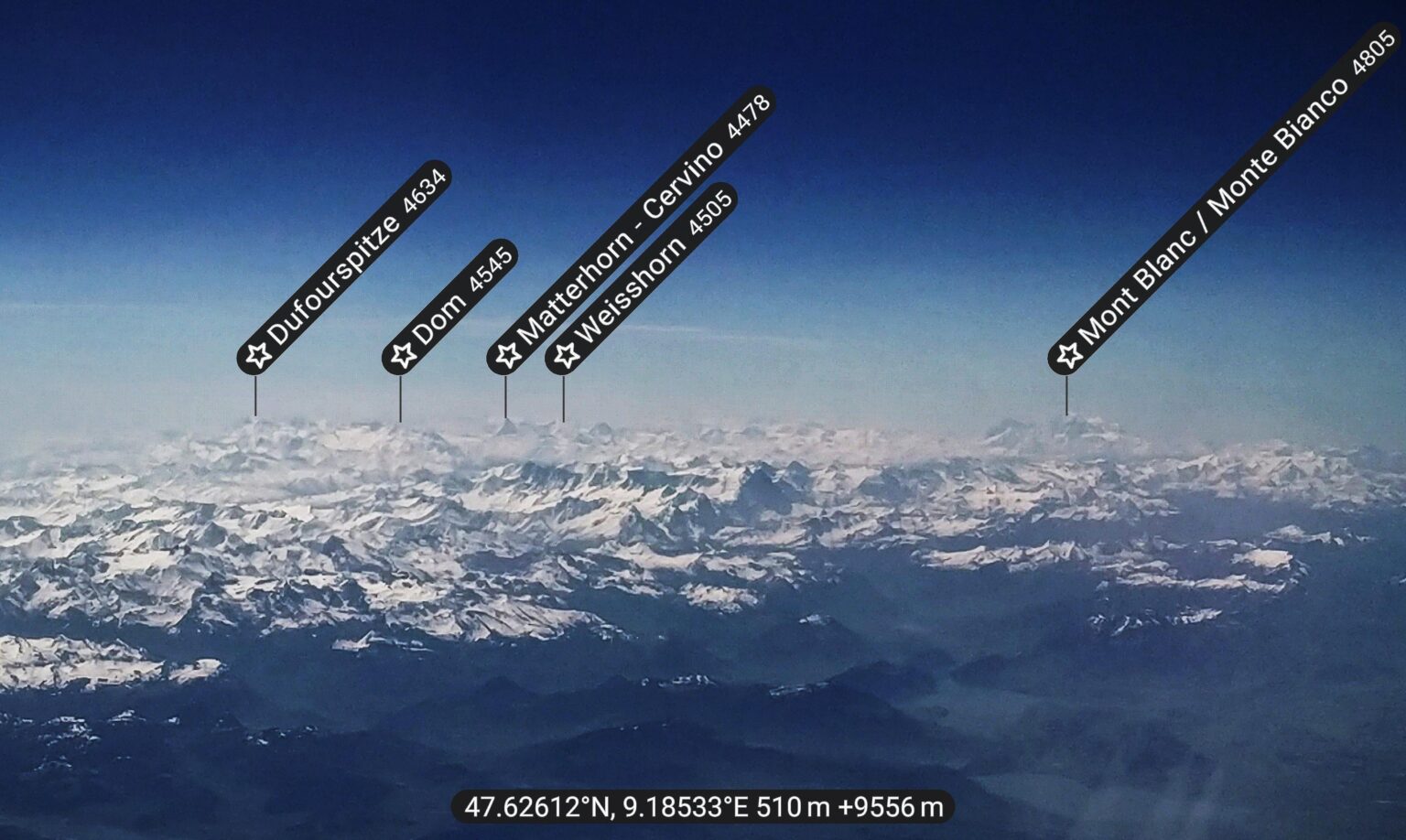 最近パリからスイス上空を飛行中に撮影した、アルプスの最も高い山々の空撮。