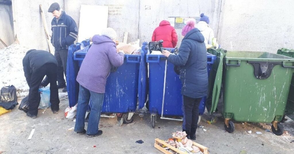 退職者たちはゴミ箱から食べ物を探しています。  🇷🇺ロシア 2024