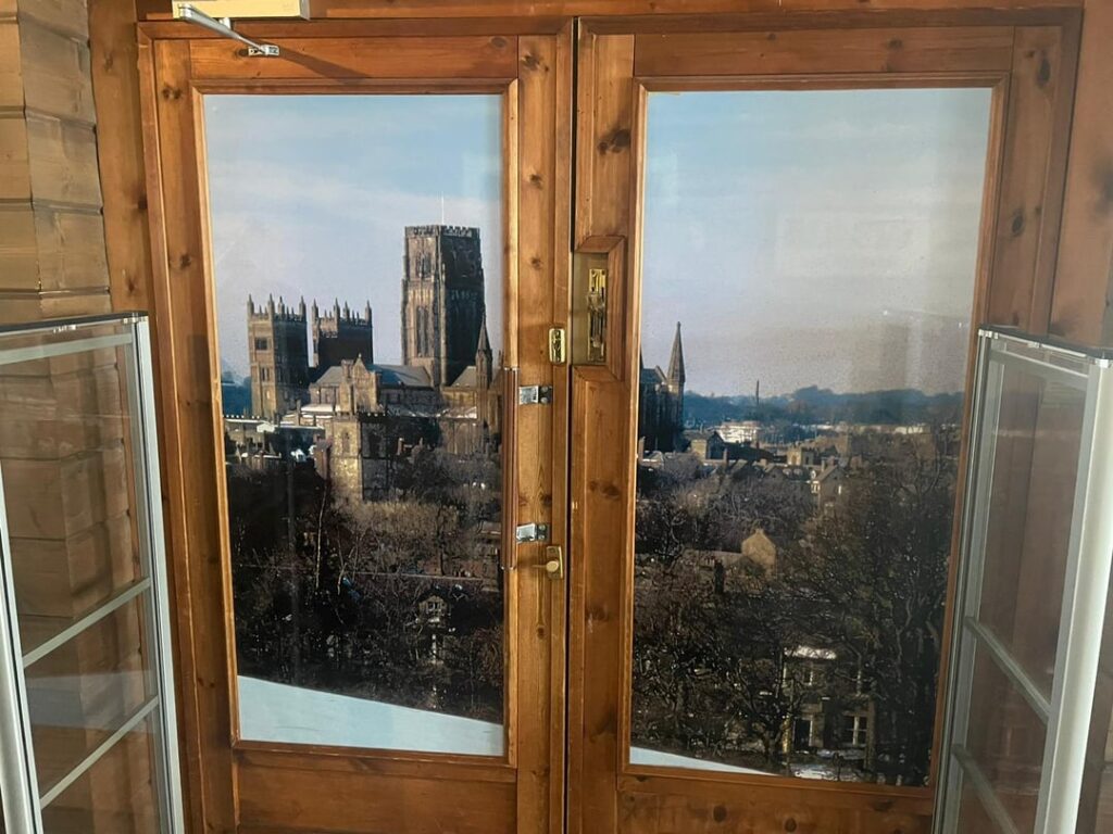 ロヴァニエミのサンタ村にダラム大聖堂の写真があるのはなぜですか?