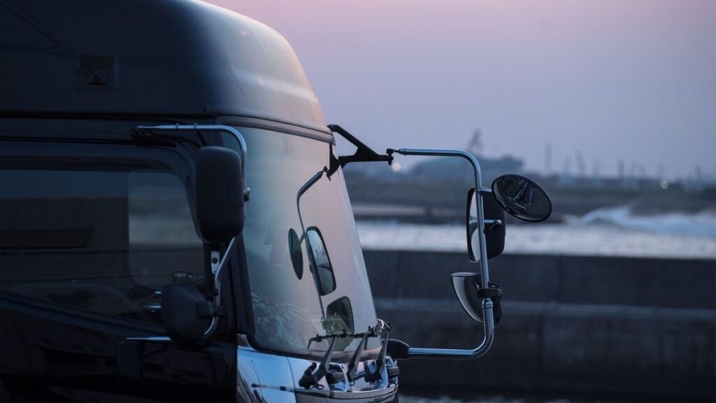 ｢トラックの最高時速90km化｣は天下の愚策…職業ドライバーが｢現場の首を絞めるだけ｣と怒るワケ - ドライバーを｢荷の次｣にするのは間違っている