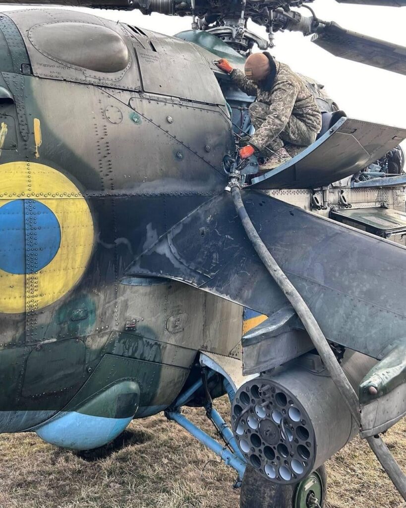ウクライナ空軍のMi-24P「ハインド」攻撃ヘリコプター。別の戦闘任務に向けて地上職員によって準備されていた。 ヒドラミサイルポッドを搭載しています。