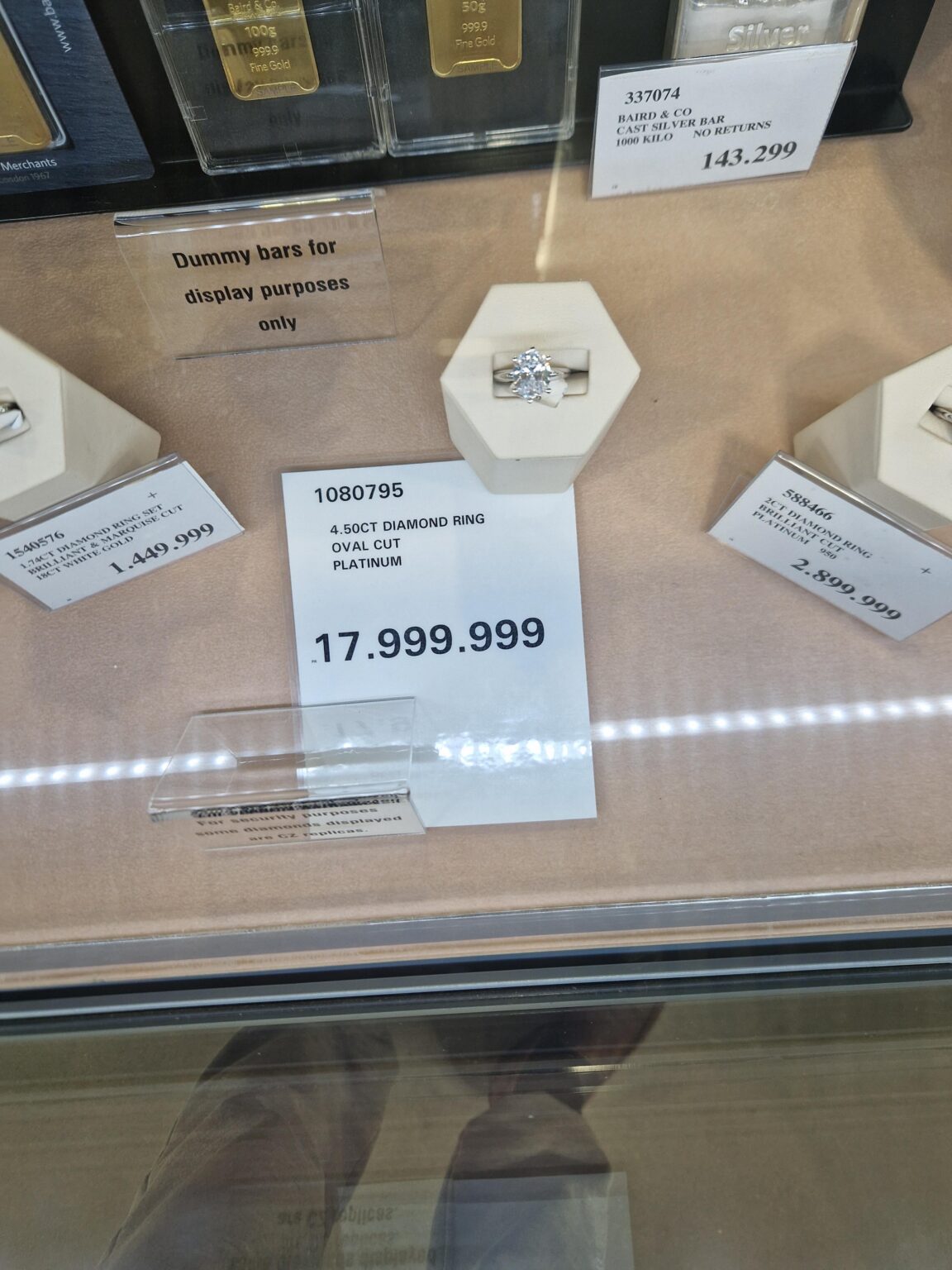 1800万の指輪を買うためにコストコに行く人はいるでしょうか？