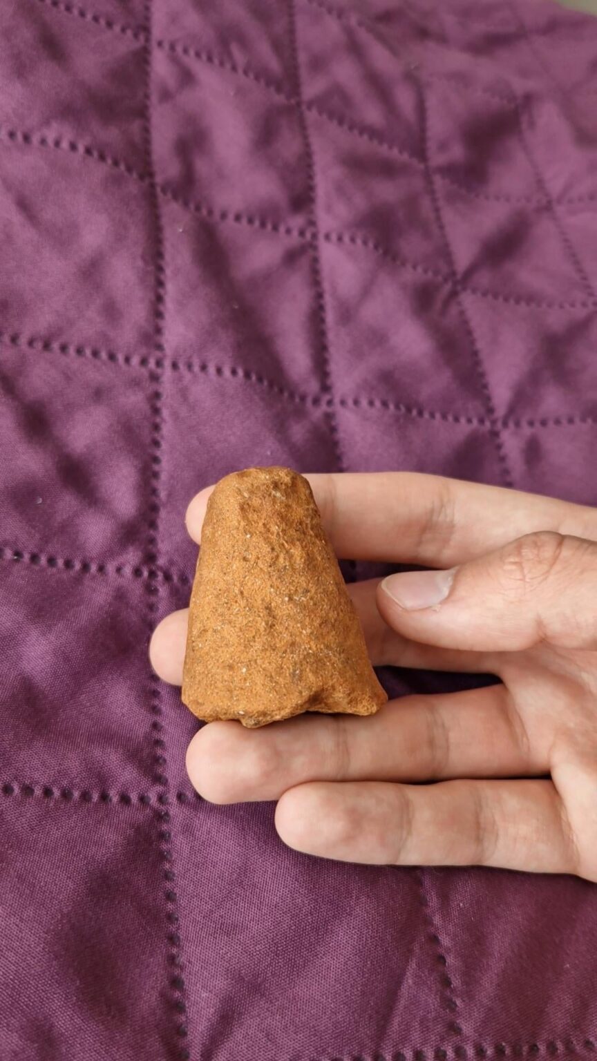 この物体は何ですか? サイクロプス洞窟近くの小道で見つかりました。 粘土のように見えます。