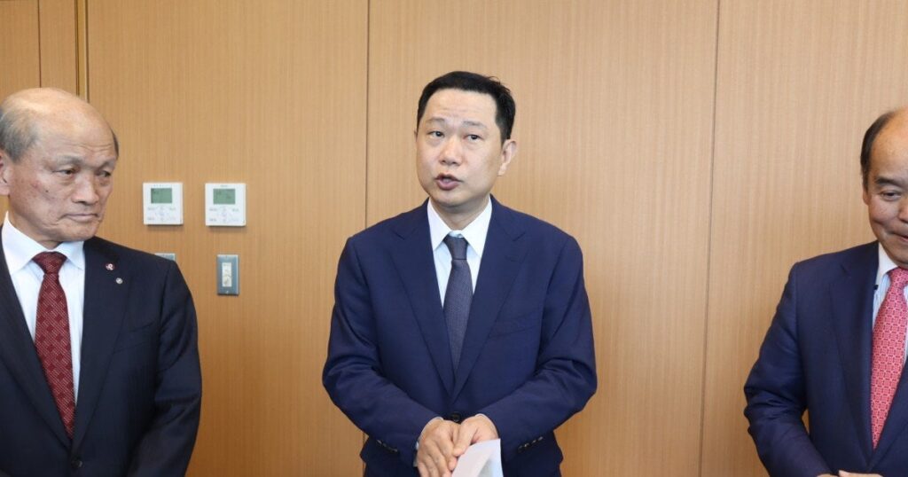 【独自】自民党・二階後継「三男の伸康くんで決まりやで」その瞬間兄の顔は真っ青に…《兄弟バトルに世耕も加わり、混線する和歌山政局…二階氏は入院説も》