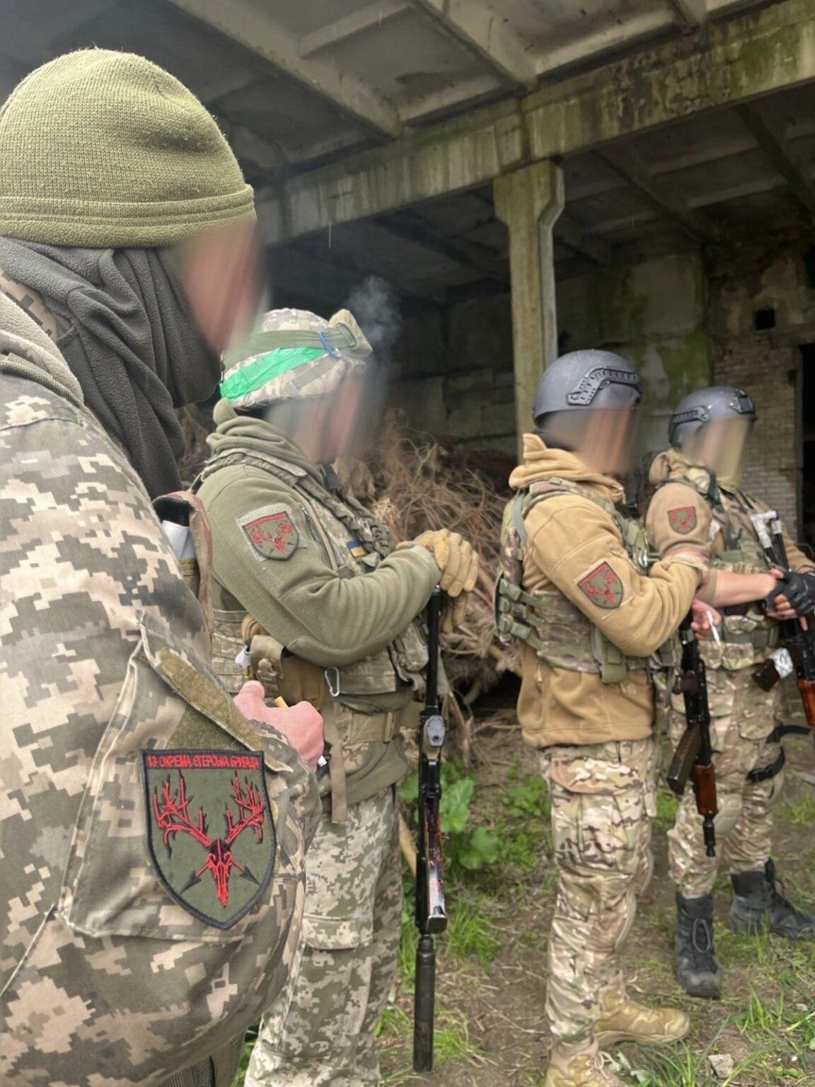 ウクライナのレンジャー兵士はヴォリンの森を巡回中に指揮官から命令を受ける。