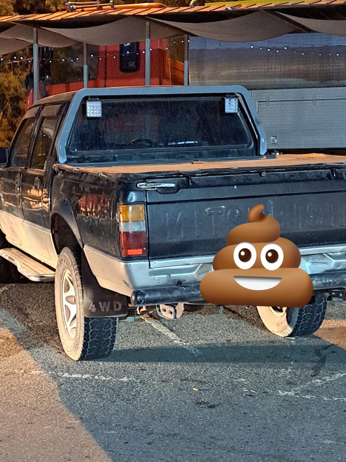 車の後部のヘッドライトは違法ですか?