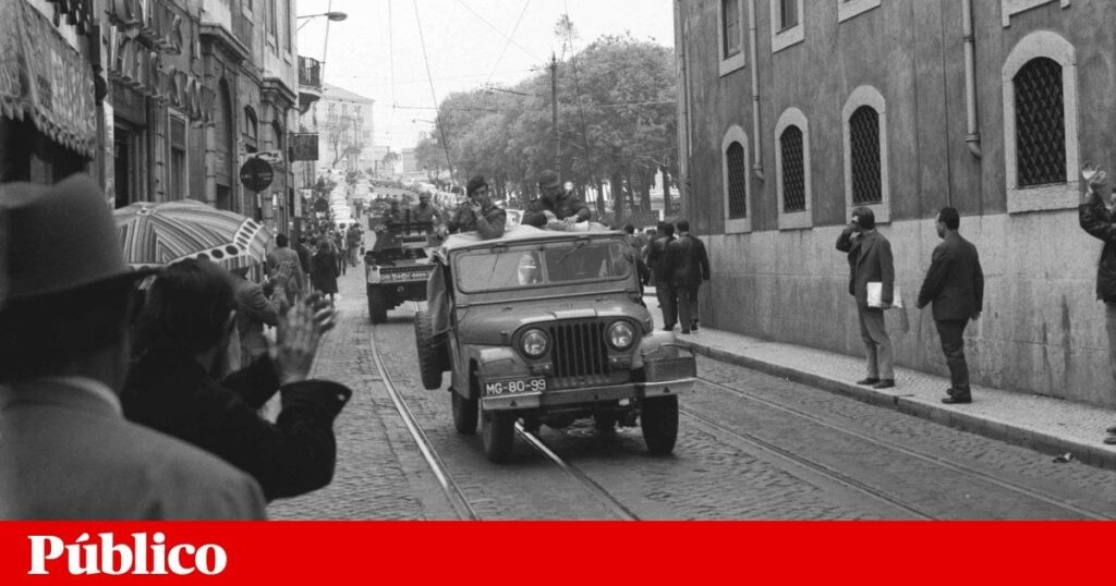 革命に向かう途中、赤信号で止まった兵士 | レポート - 4 月 25 日の 50 周年