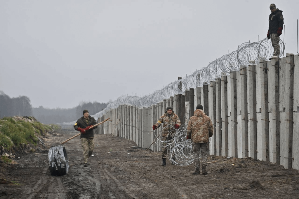 ベラルーシとの国境沿いで、ウクライナ国防軍は防御線と陣地を整備するための日々の作業を続けている。