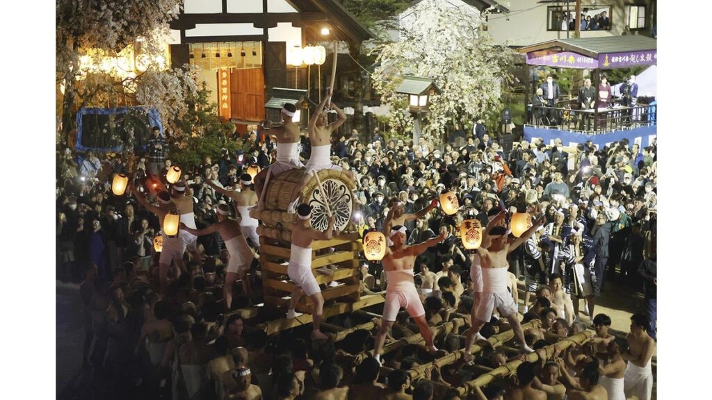[Pick up photos] 勇壮な起し太鼓 古川祭始まる