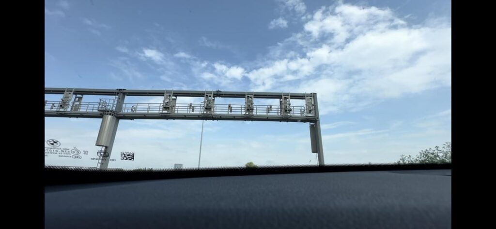 これが何なのか知っている人はいますか？  Waze と Flitsmeister は矛盾しています。