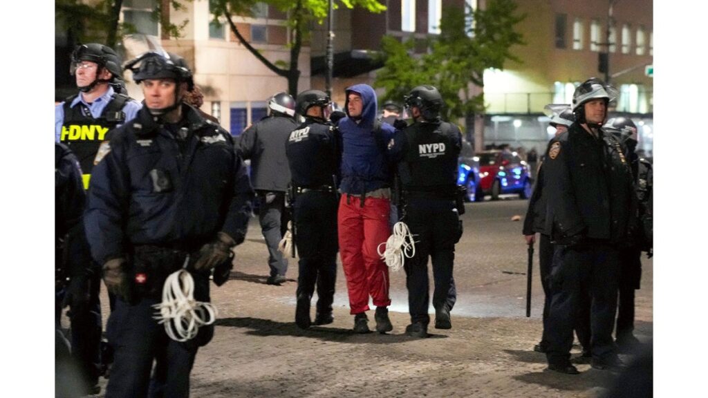 [国際] 米名門コロンビア大に警察突入、学生らを強制排除…デモ参加者が建物占拠しバリケード