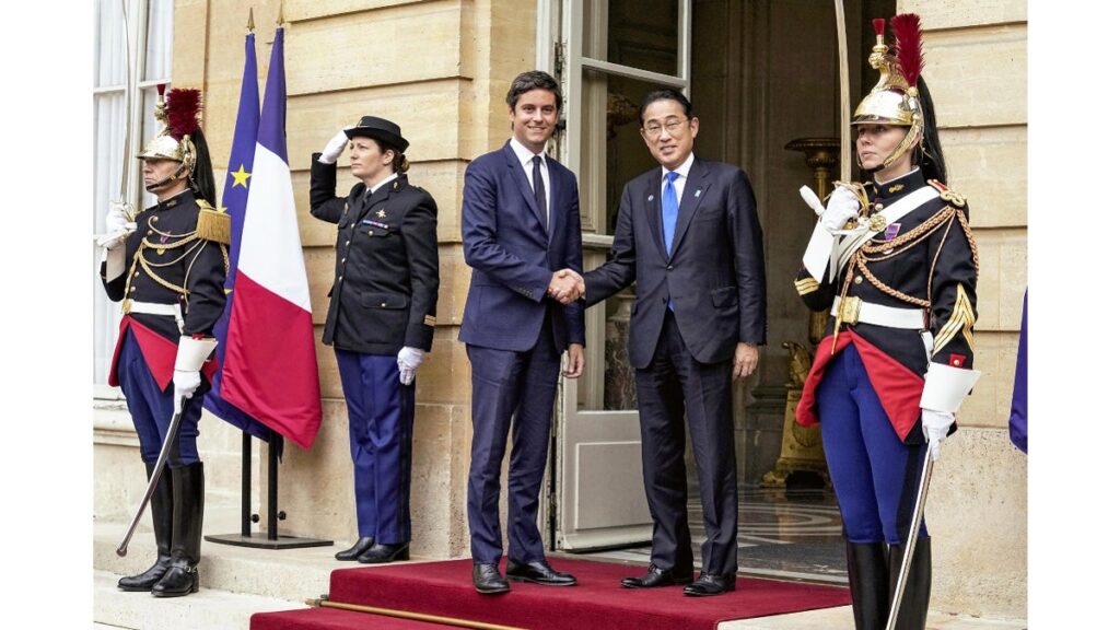 [政治] 岸田首相、フランスのアタル首相と初会談…お土産にドラゴンボールのこけし