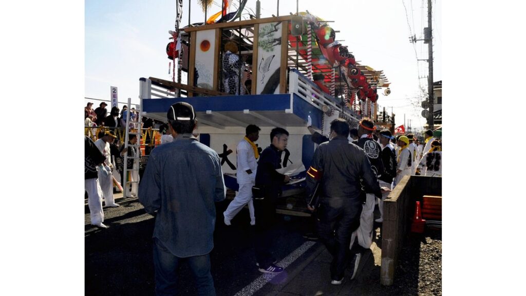 [社会] ロープで引かれた祭りの木造船、道路脇にそれ夫婦ら４人重軽傷…茨城「常陸大津の御船祭」