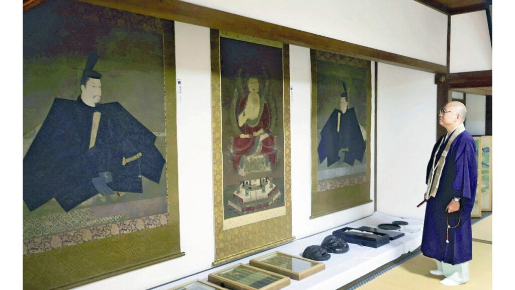 [#kyoto] 神護寺の宝 虫払い…肖像画など７０点公開