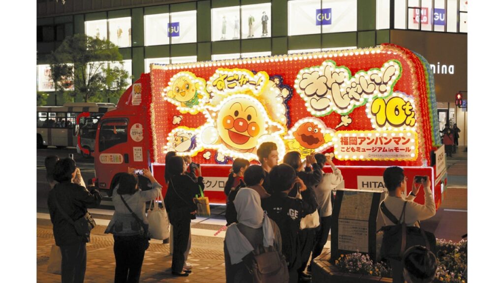 [ニュース] 博多どんたく開幕前夜、パレード彩る「花自動車」出発進行…「アンパンマン」にワクワク
